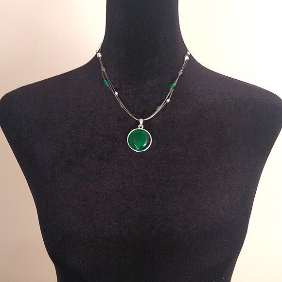 Silver strand necklace with green stone pendant - Picture 5 of 5